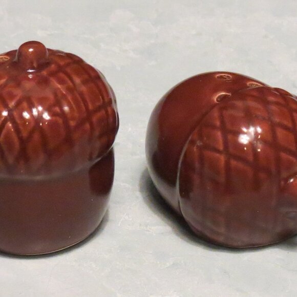 Acorn Salt and Pepper Shakers 2" - Picture 2 of 4